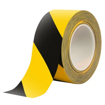 Желто-черная предупреждающая лента KOOJN 33 м x 50 мм из ПВХ износостойкая и водонепроницаемая, а на полу нанесены изолирующие зоны